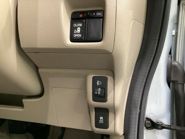 左側電動スライドドアは運転席から操作ができるよう、操作スイッチが付いています。その下にはヘットライトリベライザーのスイッチがついています。道路状況や積荷の加重に応じてライトの高さを調節できます。