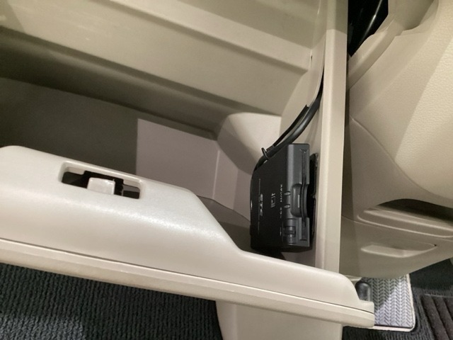 グローブBOX内のカードの取り出しもしやすい場所にETC(社外品)がついています。高速道路の料金所の通過もラクラクです！。