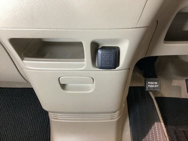 アクセサリーソケットはUSBのアダプターなどをつければ、スマホの充電にも使えます。周辺には物が置けるボックスがついています。