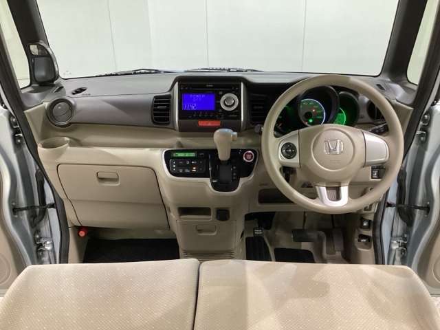 車内は光触媒抗菌消臭施工済です。インパネ周りはスタイリッシュなデザインで機能や装備も充実しています。グローブボックスやカップホルダーのほかにトレーなどたくさんの収納スペースが付いています。