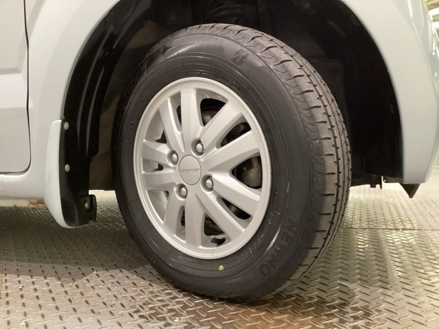 精悍なデザインの純正アルミホイールを装備しています。足元を引き立てて、美しいボディラインを一層引き締めてくれています。