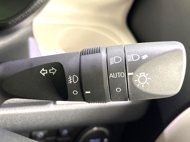 【オートライト】周りの明るさに応じて自動でヘッドライトの点灯・消灯ができる機能です！ライトの付け忘れ・消し忘れなどが無くなり、雨の日や夕方の走行も安心！トンネル通過時も便利ですね♪