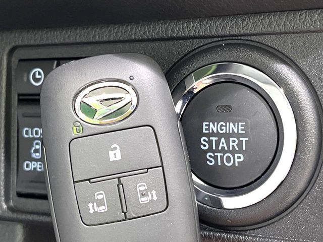 【キーフリーシステム】カバンやポケットに入れたままでもドアの施錠・解錠が可能なスマートキーを装備。エンジンのオン・オフ時もカギを取り出す必要が無いからとっても便利です♪