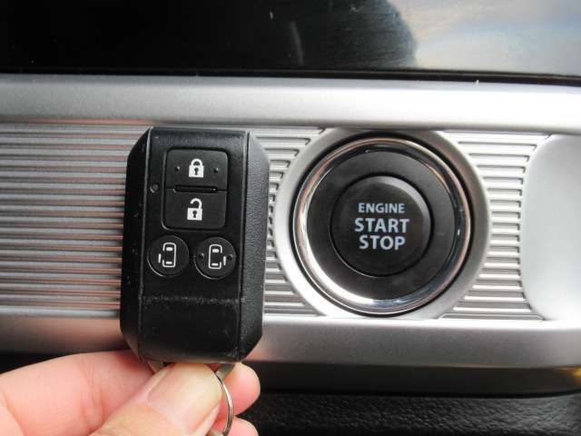 【インテリキー】鍵はポケットやカバンに入れたままでドアにあるボタンを押して開け閉めができます！荷物の出し入れにも大変便利です！エンジンの始動もキーを挿さずに出来る優れもののインテリキーを搭載してます♪