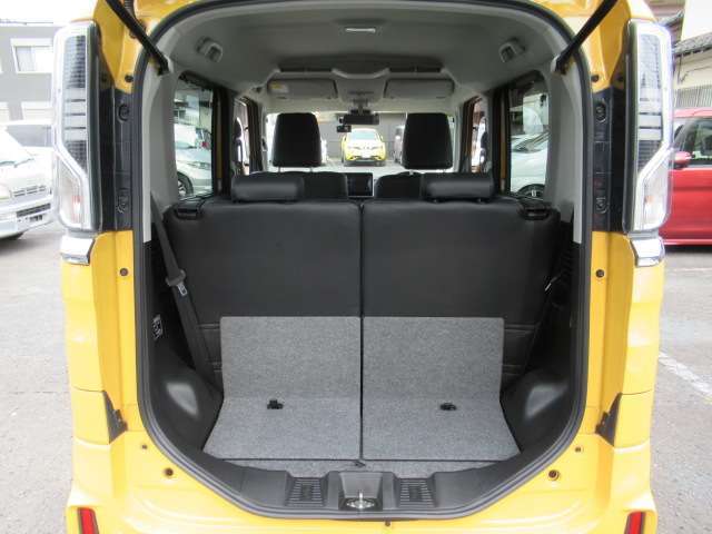 トランクルームも広々していますので、荷物の積み込みが可能です！また、後部座席を倒すことにより、もっと広く荷台が確保出来ますので、遠出のドライブや旅行等にも快適なカーライフをお過ごし頂けます♪