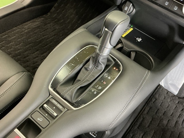 発進時から滑らかに加速する無段階変速のCVTはストップ＆ゴーの多い街の中も快適です