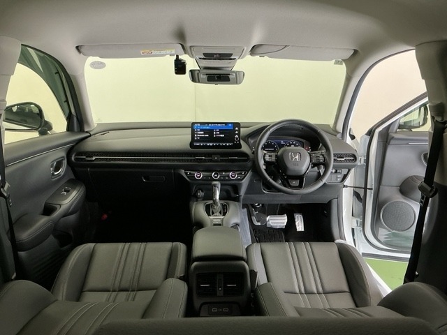 ドライバーを中心に自然に手が届く位置にATセレクトレバーやエアコン、様々な操作スイッチなどを配置、操作性に優れています