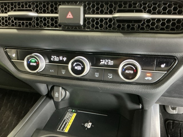 エアコンや送風に連動して空気清浄や脱臭などに効果を発揮するプラズマクラスター技術搭載フルオートエアコン装備してます。空気の汚れが気になる方も安心です