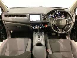 車内は光触媒抗菌消臭施工済です。スタイリッシュなデザインでスポーティなインパネ周りを演出します。グローブボックスやカップホルダーのほかにトレーなどたくさんの収納スペースが付いています。