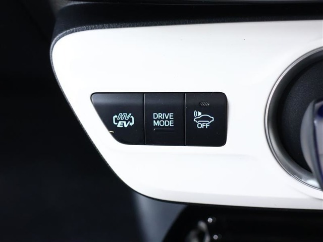 ★「EV/HVモード切替スイッチ」★ハイブリッド走行中にエンジンで発電して充電するのが「バッテリーチャージモード」です。EV/HVスイッチの長押しで切り替わります
