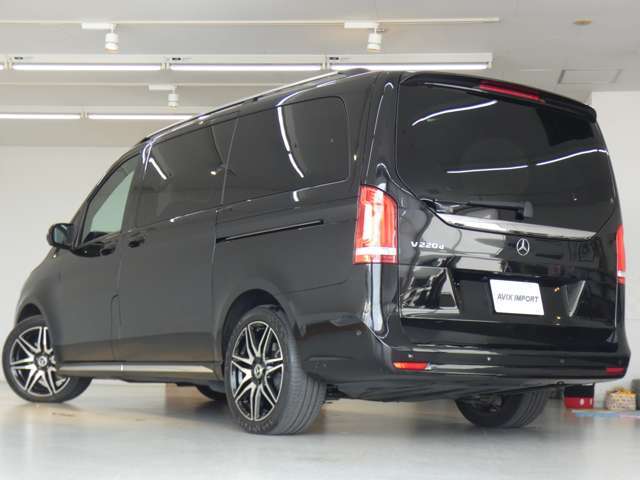 安心の新車保証継承対象車＆右ハンドル＆正規ディーラー車！！　9速AT搭載モデル！！　人気のオブシディアンブラック＆インナーブラックLEDヘッドライト！！　取説・記録簿付　事故歴ありません
