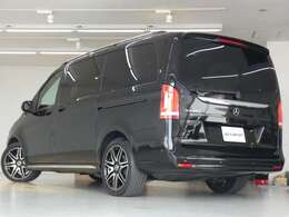 安心の新車保証継承対象車＆右ハンドル＆正規ディーラー車！！　9速AT搭載モデル！！　人気のオブシディアンブラック＆インナーブラックLEDヘッドライト！！　取説・記録簿付　事故歴ありません