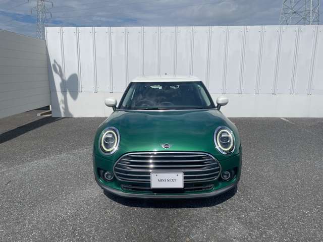 ご納車前には、MINIを熟知したメカニックによる100項目の点検・整備を行います。不具合箇所、交換時期に達している部品に関しましては、全て当社負担で交換してからのご納車となります。