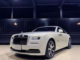 英国車らしい品格あるホワイト×シルバーのデザインは、個性と高級感を両立。日常使いから特別なシーンまで幅広く対応。