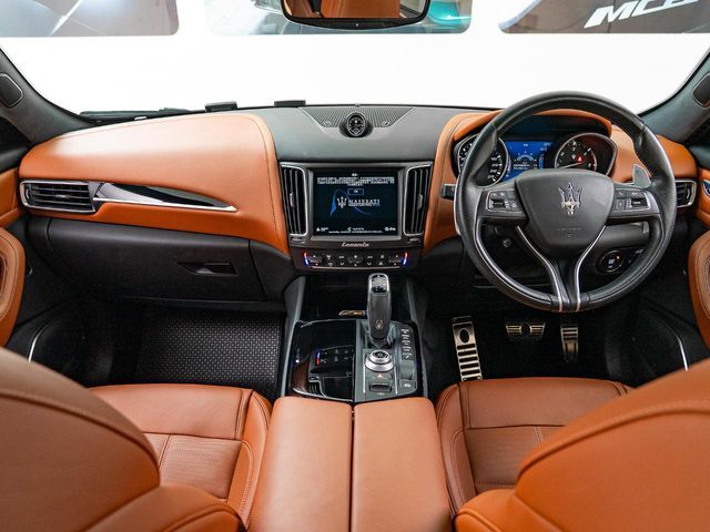 インテリアは12方向電動調整式スポーツフロントシート、ピアノブラックインテリアトリム、全席シートヒーター、フロントシートベンチレーションが装備され、スポーティーな走りの楽しみと快適性を両立。