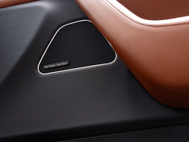 メーカーオプションのharman＆kardonプレミアムサウンドは室内を包み込むコンサート会場のような音を奏でます。