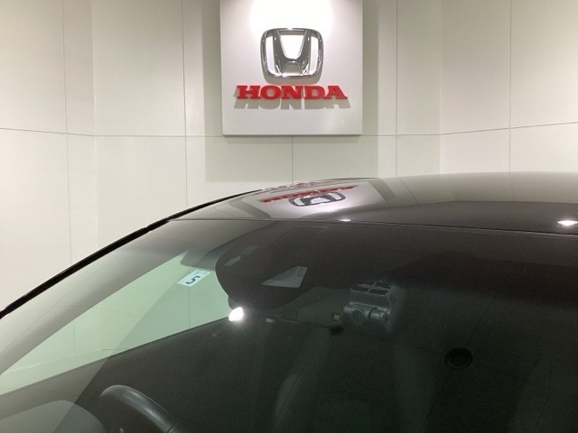 Honda SENSING装着車です。衝突を予測してブレーキをかけたり、前のクルマにちょうどいい距離で走行できる多彩な安心・快適機能を搭載した先進の安全運転支援システムがドライバーをサポートします。