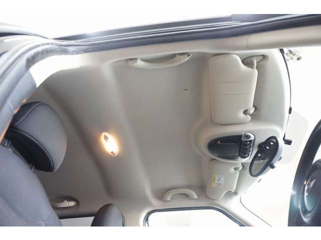 天井に生地の垂れは御座いません。