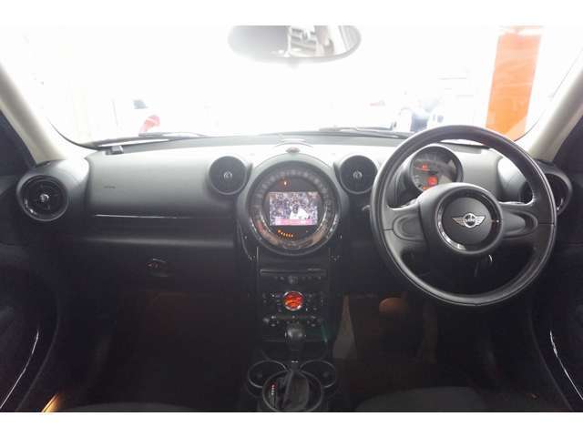 パネル廻りやステアリングもキレイな状態を維持しております。