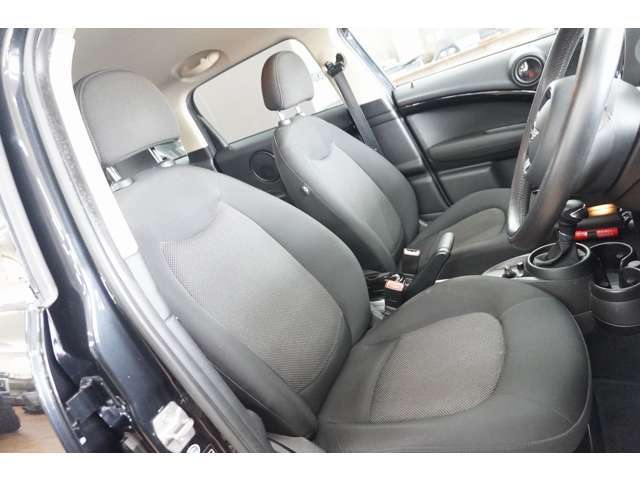 前席は使用感も少なく綺麗な状態を維持しております。