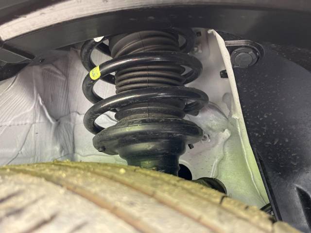 お車を安心してお乗りいただく為には、足回りの定期点検が欠かせません。サービスサポート（有償保証）では無料点検もご提供しており、安心のカーライフをお過ごしいただけるサポート体制が整っています。