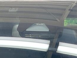 【トヨタセーフティセンス】走行中に前方の車両等を認識し、衝突しそうな時は警報とブレーキで衝突回避と被害軽減をアシスト。より安全にドライブをお楽しみいただけます。