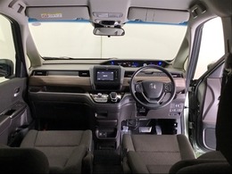 パーキングブレーキはフット式なので運転席と助手席の間はすっきり、移動も楽々です。さっと手が届く位置にセレクトレバーやエアコンスイッチなどがあり操作性に優れています