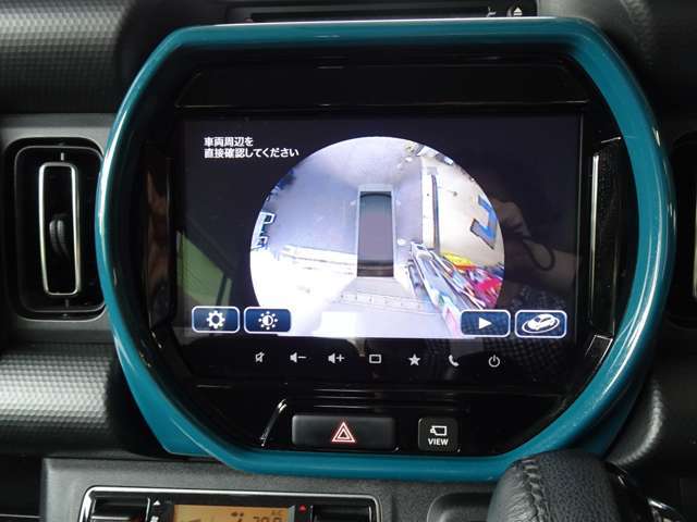全方位カメラがございますので、車両環境の把握がしやすく、それぞれのカメラを指定することにより、不安な方向の確認を、モニターで確認出来る便利なカメラです。