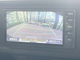 【バックカメラ】駐車時に後方がリアルタイム映像で確認できます。大型商業施設や立体駐車場での駐車時や、夜間のバック時に大活躍！運転スキルに関わらず、今や必須となった装備のひとつです！