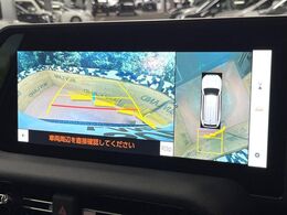 【パノラミックビューモニター】専用のカメラにより、上から見下ろしたような視点で360度クルマの周囲を確認することができます☆死角部分も確認しやすく、狭い場所での切り返しや駐車もスムーズに行えます。