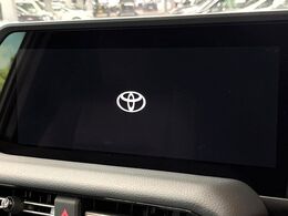 【12.3インチディスプレイオーディオ】スマートフォンと連携が可能な大画面ディスプレイオーディオです。スマートフォンのナビ機能を使用したり、Bluetooth接続で音楽もお楽しみいただけます！