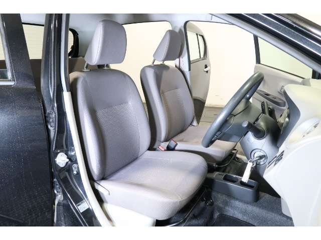 すわり心地の良い運転席・助手席です。長時間のドライブの疲れ軽減に貢献します。どうぞ快適なドライブを♪