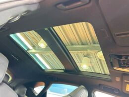 【大型サンルーフ】車内の解放感が一気に上がる大型のパノラマルーフ！季節を問わず開放的で快適なドライブをお楽しみいただけます。流通量も少なく希少価値の高い人気の装備です♪