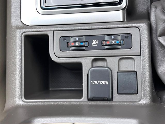 【シートベンチレーション】夏場は涼しい風でお尻や背中の熱やムレを防ぎ、冬はエアコンよりも早く温まってポカポカに！季節を問わず快適に過ごせます。