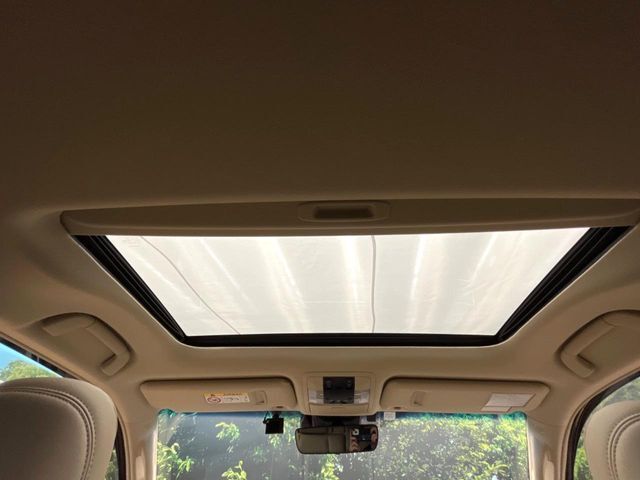 【サンルーフ】開放感たっぷりの希少装備、サンルーフが装着されています！車内に明かりを取り入れたり景色を楽しむ以外にも、車内の空気も簡単に換気できて快適です！