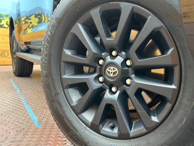 【純正18インチアルミホイール】外観にマッチした純正アルミホイールを装着しております。各種社外アルミホイールや、スタッドレスタイヤも取扱いしております。是非ご相談ください♪