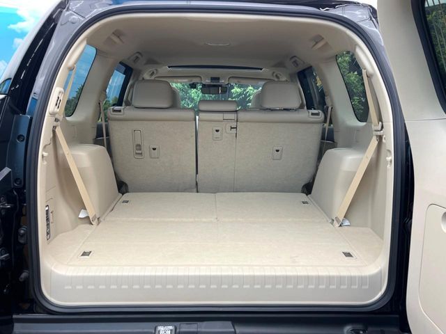 積み下ろしのしやすいデッキにはたっぷりと荷物を積み込んでいただけます。遊びから仕事まで、様々なシーンで頼れます♪