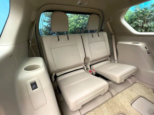 3列目シートはもちろん状態良好☆大人でもゆったりと座って頂けますので、大人数でのお出かけもラクラクです♪ご家族で、気の知れた仲間で、ドライブに行くのが楽しみですね♪
