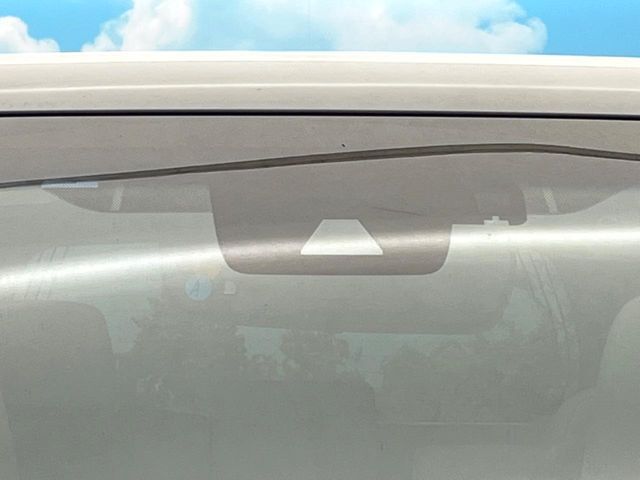 【トヨタセーフティセンス】走行中に前方の車両等を認識し、衝突しそうな時は警報とブレーキで衝突回避と被害軽減をアシスト。より安全にドライブをお楽しみいただけます。