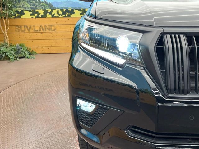 【LEDヘッドライト】悪天候や夜間走行時も良好な視界を確保し安心して運転できる高輝度LEDヘッドライトを装備！点灯速度が早く、消費電力も抑えられています。