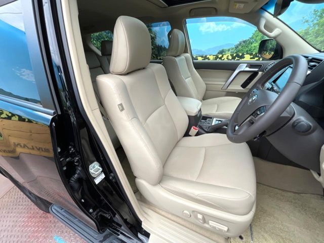 【ベージュレザーシート】デザイン性が高く、高級感のあるベージュ革シート。常に体に触れる部分だから、座り心地の良さにはこだわりたいですね♪汚れの付着や劣化を抑制する内装コーティング施工もおススメですよ♪