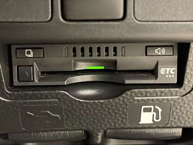 【ETC】有料道路を利用する際に料金所で停止することなく通過できる、ETC車載器（ノンストップ自動料金収受システム機器）が装備されています。セットアップを行うことで利用可能になります。
