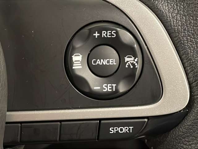 【アダプティブクルーズコントロール】ミリ波レーダーなどからの情報により先行車を認識。設定車速内で車間距離を保ちながら追従走行します。希望の車速で定速走行ができるクルーズコントロールへの切り替えも可能！