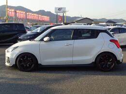 九州トップクラスの大型展示場で高品質車を常時200台を展示しております。当店の他展示車もご覧ください。