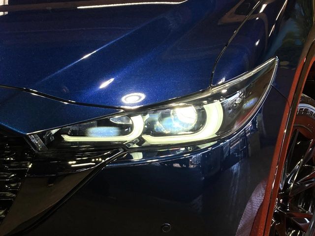 【LEDヘッドライト】悪天候や夜間走行時も良好な視界を確保し安心して運転できる高輝度LEDヘッドライトを装備！点灯速度が早く、消費電力も抑えられています。