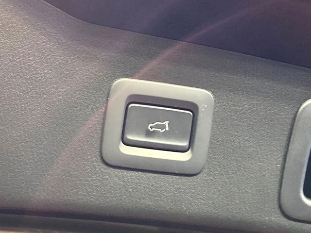 【パワーバックドア】スマートキーや運転席のボタンを押すだけでリアゲートが自動で開閉します！荷物を持っている時や、高い位置にあるバックドアを閉める際に便利な機能です♪