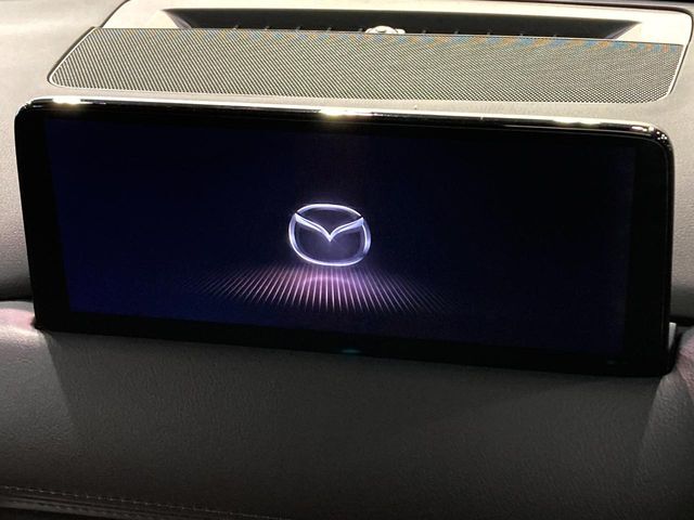 【10.25インチマツダコネクト】車内の雰囲気にマッチした大型ディスプレイ。スマホ接続でのナビ使用やBluetooth再生等、様々な機能が楽しめます。直感的なダイヤル操作が可能で、使い勝手も良好です。