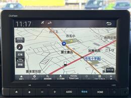 【Honda純正ナビゲーション（Honda CONNECT対応）】通信により地図が自動で更新され、車内Wi-Fiでスマホやタブレット、ゲーム機なども楽しめます。