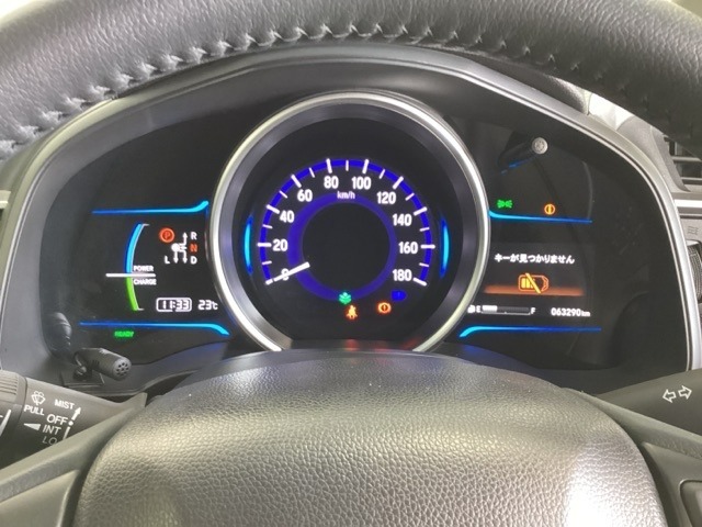 ハイブリット車専用のメーターです。中央のスピードメーターより左右のサブデスプレイで燃費や動力伝達などの情報が見れるようになっています。