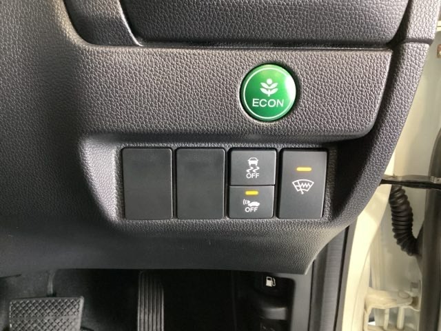 ハンドルの右側には安全装備のVSA（ABS＋TCS＋横滑り抑制）の解除スイッチなどがついています。燃費に役立つECONボタンもここです。
